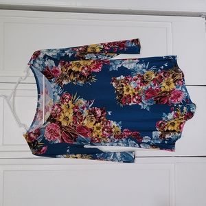 Womens small top does not have inside tag anymore. But I wear a small.